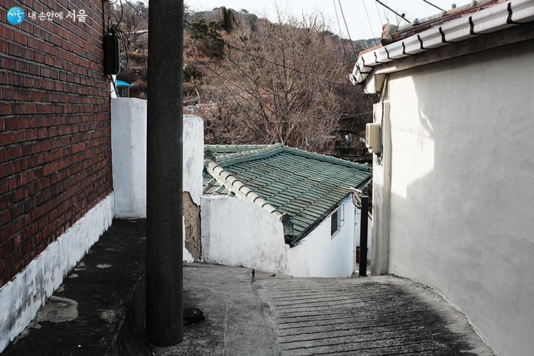 마을의 좁은 길을 따라 내려가면 만해 한용운 선생의 ‘심우장’이 나온다. ⓒ김아름