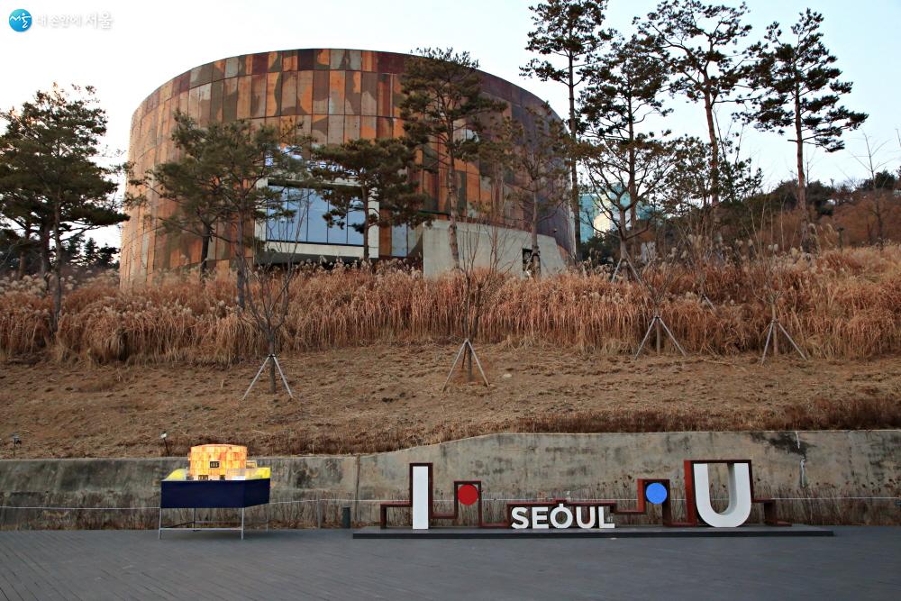 아이서울유 옆의 조형물도 한지로 만든 등이다. ⓒ이선미