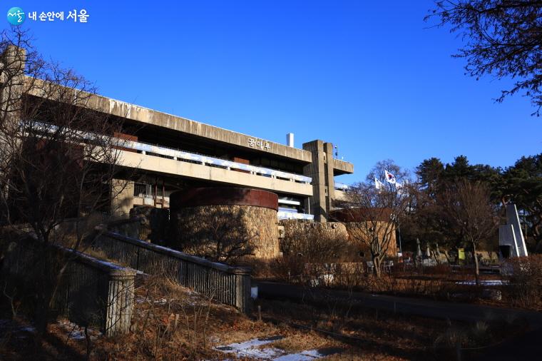지난해 말 서울미래유산에 새로 선정된 &lsquo;꿈마루&rsquo; 공원 설립 전부터 있었던 오랜 건축물로 세련된 모습이 특징이다. ⓒ염승화 
