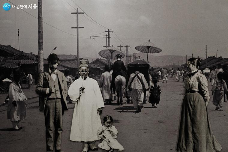 1901년 체코인 브라즈 촬영한 서울의 사진. 색안경(선글라스)을 쓰고 있는 사람의 모습이 인상적이다.  ⓒ김아름