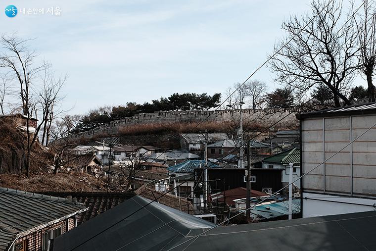 북정마을에서 보이는 한양도성, 이곳은 혜화문과 숙정문 사이의 ‘백악구간’에 해당된다. ⓒ김아름