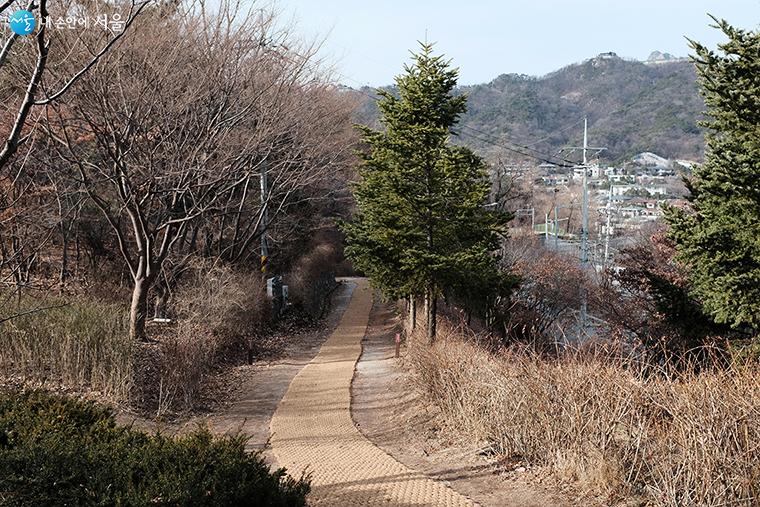 이 산책로를 따라가면 ‘말바위 안내소’가 나오며 반대쪽으로 걸어가면 와룡공원~혜화문에 이른다. ⓒ김아름