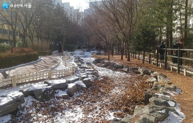 공원 내 연못 및 수생식물 조성지