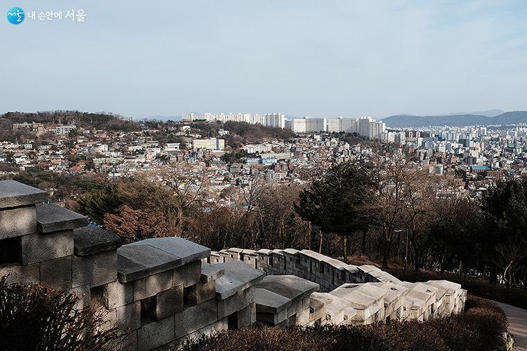 반대쪽에는 대규모 아파트 단지들이 보인다. ⓒ김아름