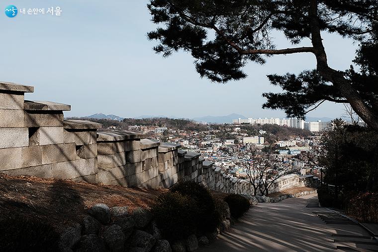 한양도성 옆 아름다운 산책로 ⓒ김아름