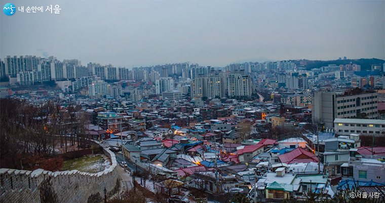 눈 내린 다음 날 낙산공원 아래 장수마을의 아침