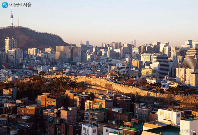 창신·숭인채석장 전망대 부근에서는 한양도성과 저 멀리 남산이 한눈에 들어온다