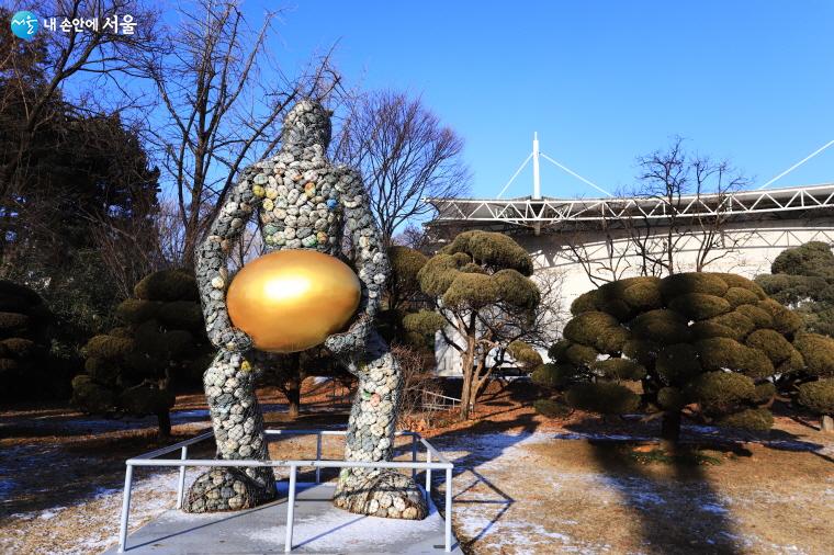 &lsquo;서울 황금알을 낳다&rsquo;, 서울시 도시갤러리 프로젝트 일환으로 제작한 작품. 시민들의 소망을 적은 돌들로 세운 것이다. ⓒ염승화 