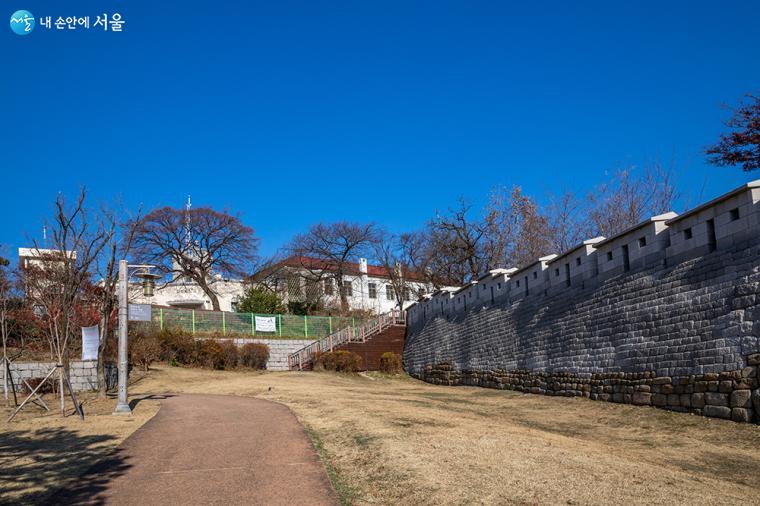 경희궁과 월암근린공원 사이 높은 언덕 (서울 종로구 송월길 52)에 위치한 국립기상박물관 ⓒ양인억