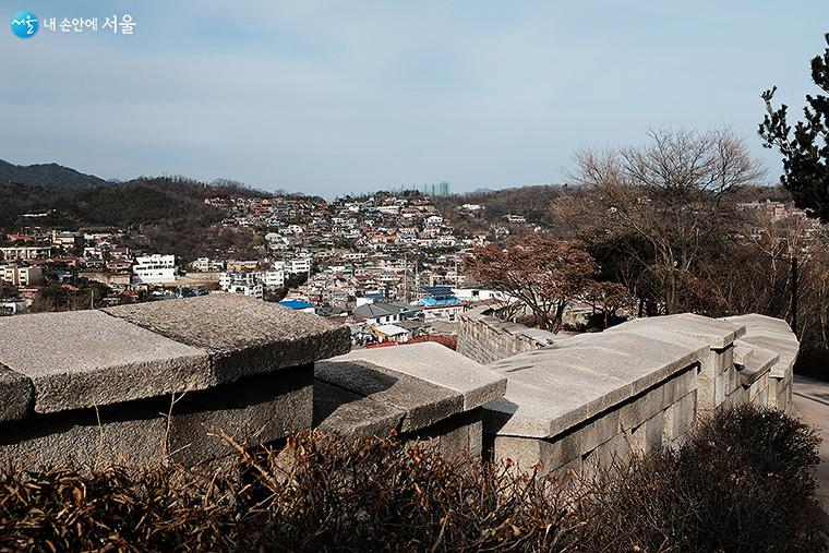 한양도성에서 바라본 마을 풍경, 각양각색의 집들의 개성 있는 모습. ⓒ김아름