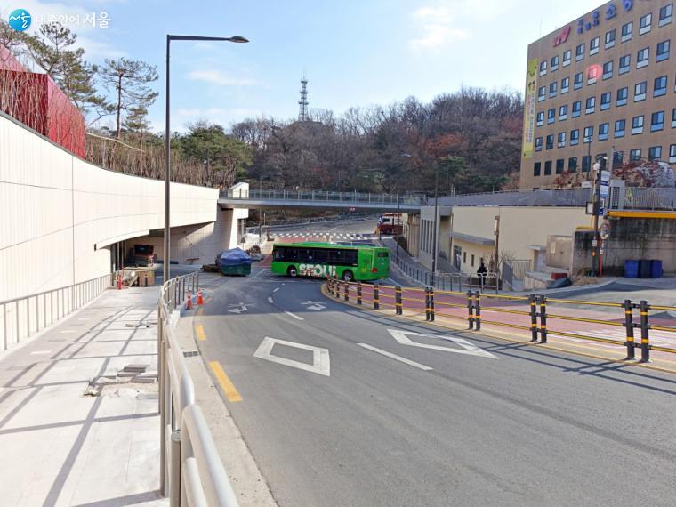 녹색순환버스가 주차장으로 들어가고 있다.