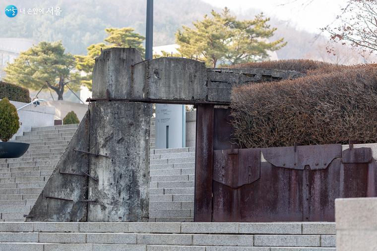 계단 광장에 전시된 작품 ⓒ문청야