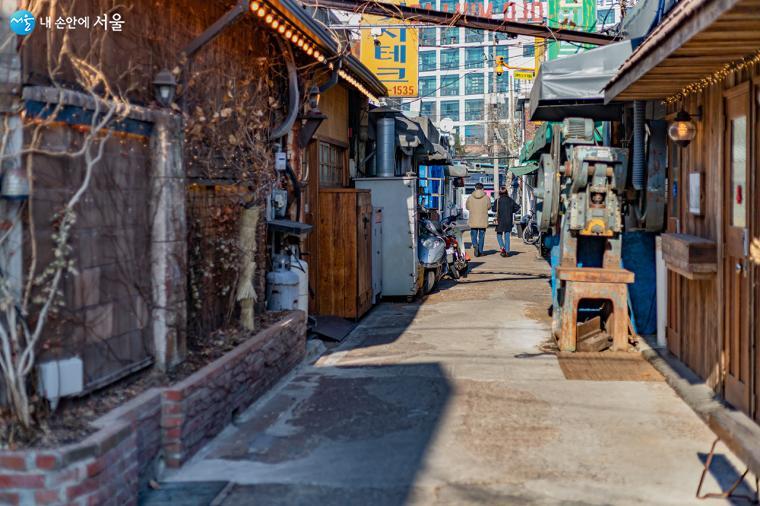 문래동 창작촌을 걷는 시민들의 모습