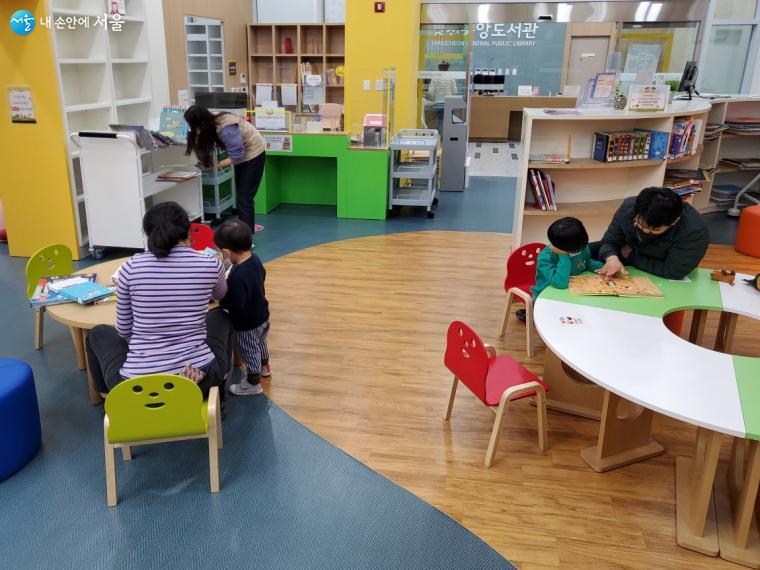 양천중앙도서관이 2월1일 개관했다. 1층 유아자료실에서 아이들이 책을 열람하고 있다.