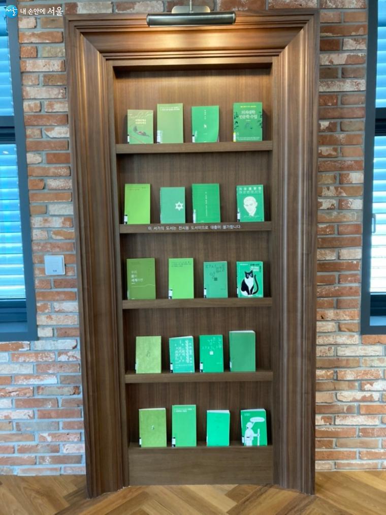 초록색 책으로 꾸며진 책장 
