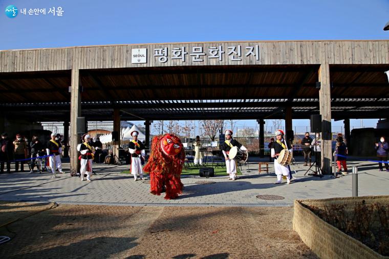 사물놀이와 사자춤은 한껏 시민들의 흥을 돋웠다. ⓒ이선미 