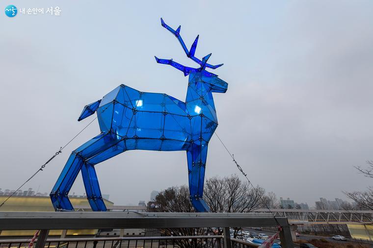 노들 오피스 테라스의 파란 사슴은 도시를 지켜보는 듯하다 ⓒ문청야