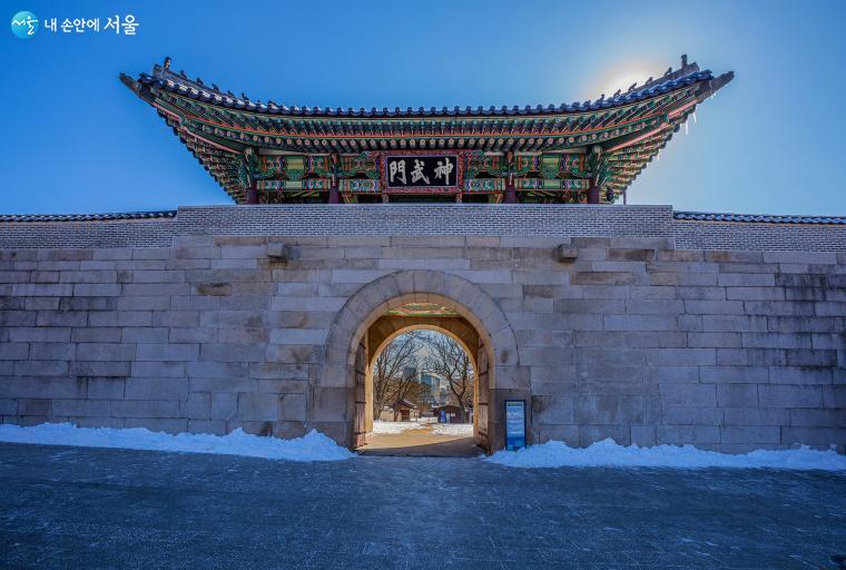 경복궁의 북문 신무문. 참고로 신무문을 통해서 경복궁 관람이 가능하며 신무문을 통해서 광화문을 거치게 되면 왕의 시선으로 경복궁을 볼 수 있다 ⓒ양인억