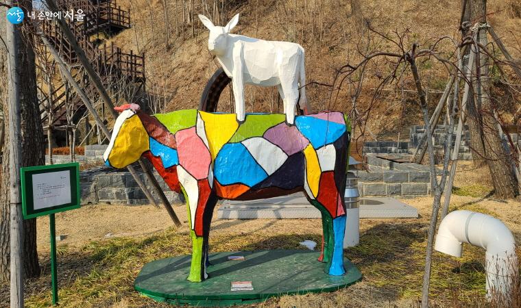 '희망의 소'라는 작품으로 엄마 등에 올라탄 아기 소의 모습이 정겹다.