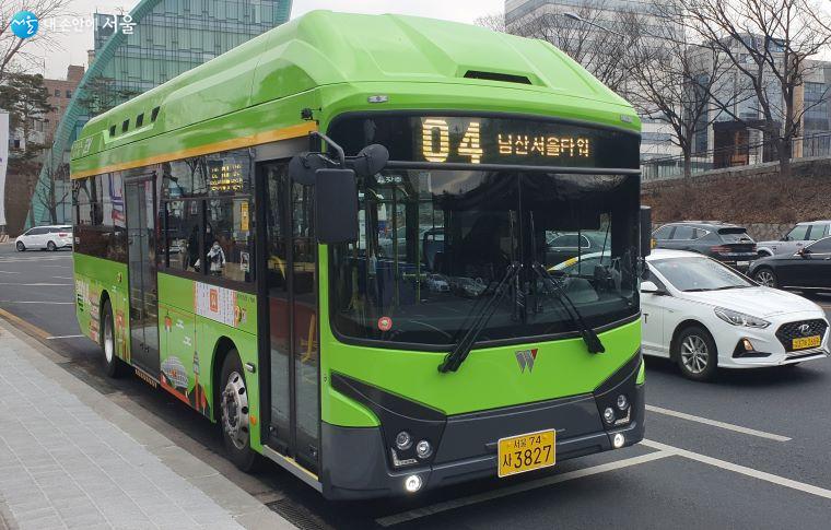 서울시 녹색순환버스 04번. 일반 버스와 달리 전기로 운행하며, 디자인도 다르다.