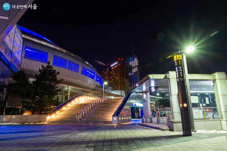 Jangchung Gymnasium is directly connected to Exit 5 of Dongguk University Station on Subway Line 3 for easy access.