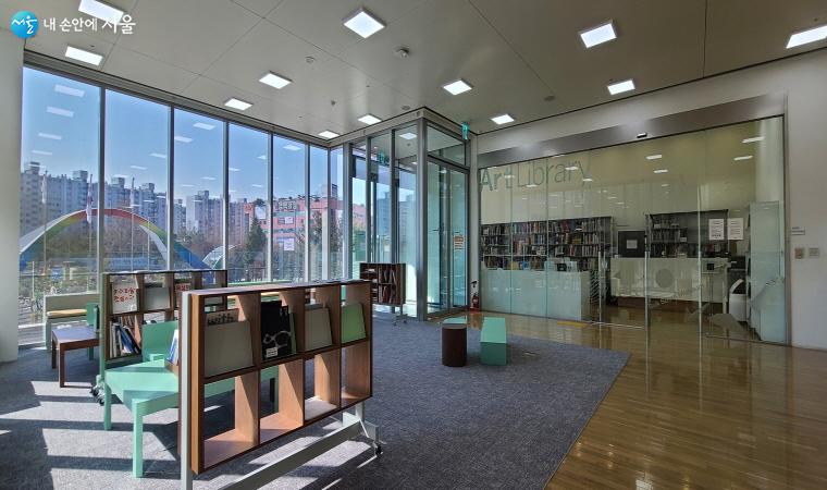 커다란 통창으로 공원을 감상할 수 있는 아트 도서실