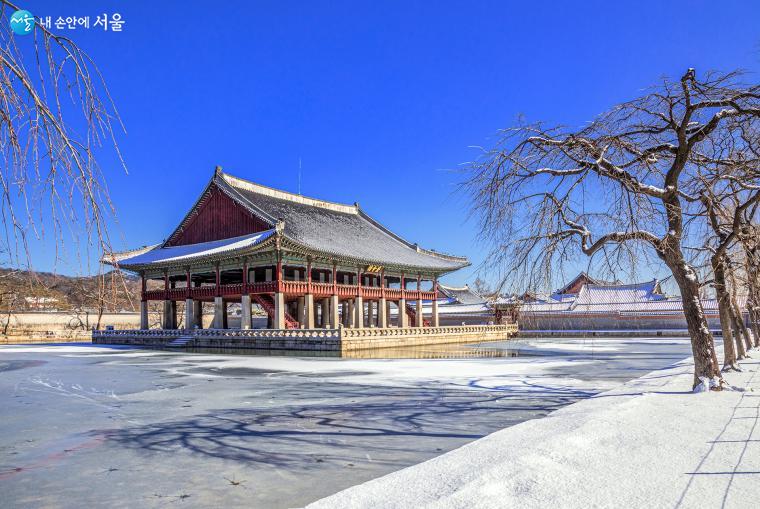 경회루에는 사면에 담장이 있었다. 지금은 동쪽과 북쪽 담만 남겨서 경회루의 멋짐 모습을 남・서측 어디에서나 자유롭게 바라볼 수 있다 ⓒ양인억