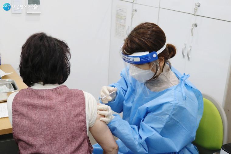 성동구보건소에서 아스트라제네카 백신을 접종받는 모습