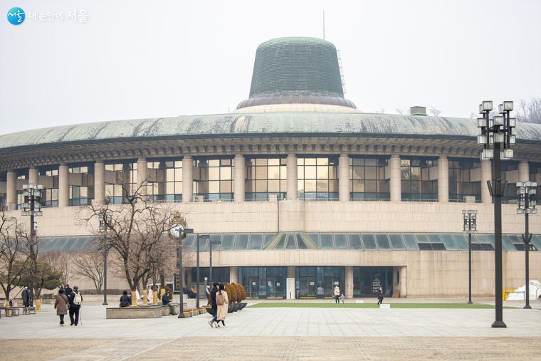 사진 한장으로 담기 어려운 놀라운 규모의 오페라 하우스는, 의외로 예술의 전당 전방 도로의 건너편에서는 한눈에 조망할 수 있습니다. 