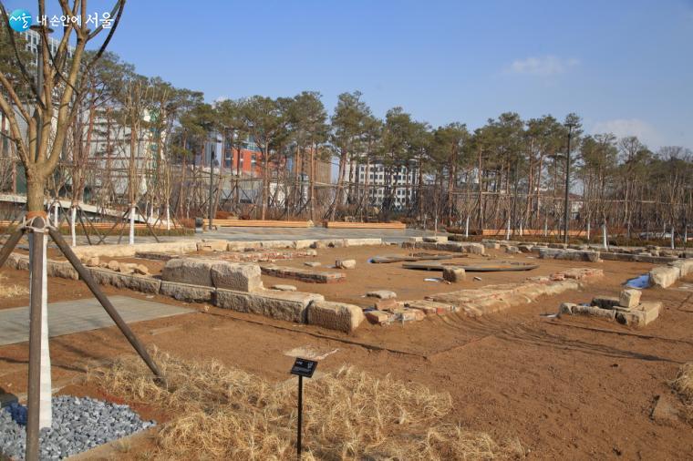 발굴 과정에서 나온 조선총독부 관사 터 기초 일부를 보존해 놓았다.