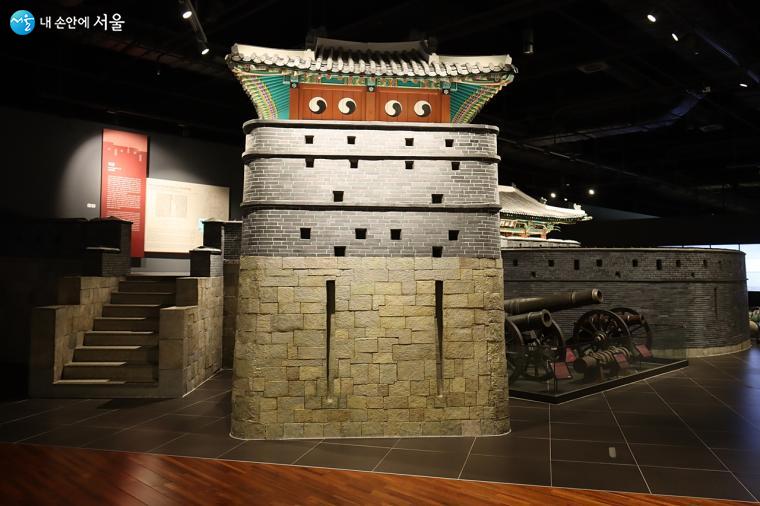 조선시대 화포와 수원화성이 전시되어 있다