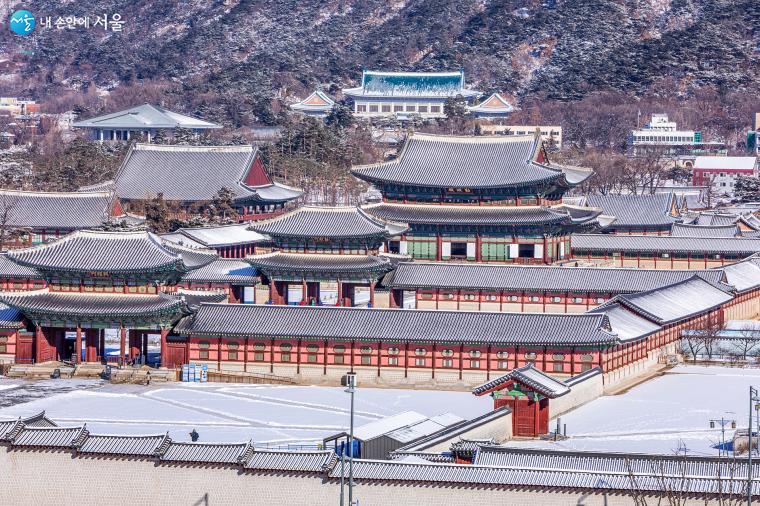 계획 궁궐인 경복궁은 남북을 축으로 주요 건물이 건립되었다. 경복궁의 법전인 근정전 앞으로 근정문과 흥례문이 위치하며, 그 뒤로 사정전, 강령전, 교태전이 중심 축을 이루고 있다 ⓒ양인억