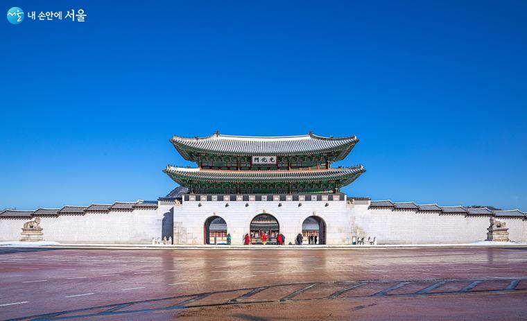 경복궁의 정문이자 대문인 광화문. 제 위치가 아니지만 두 마리의 해치(해태)가 수문장과 함께 광화문을 지키고 있다 ⓒ양인억