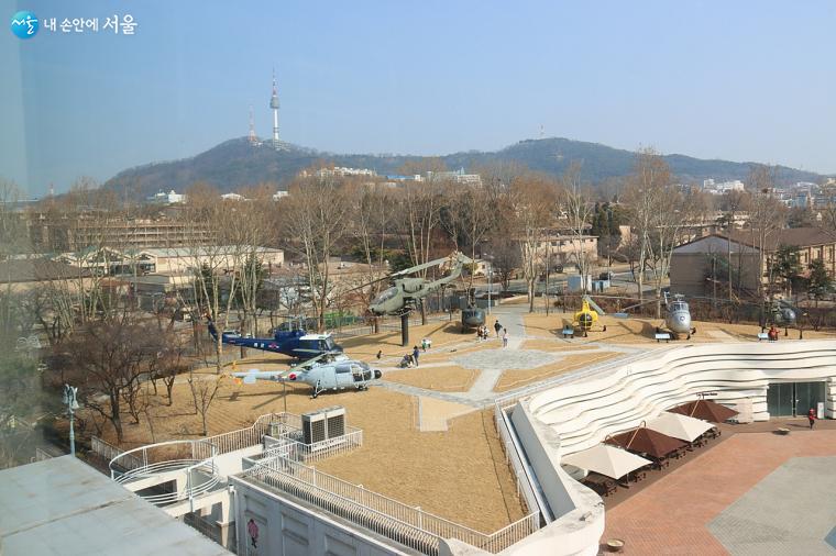 군이 운용했던 헬기 7대가 박물관 옥상에 전시되어 있다