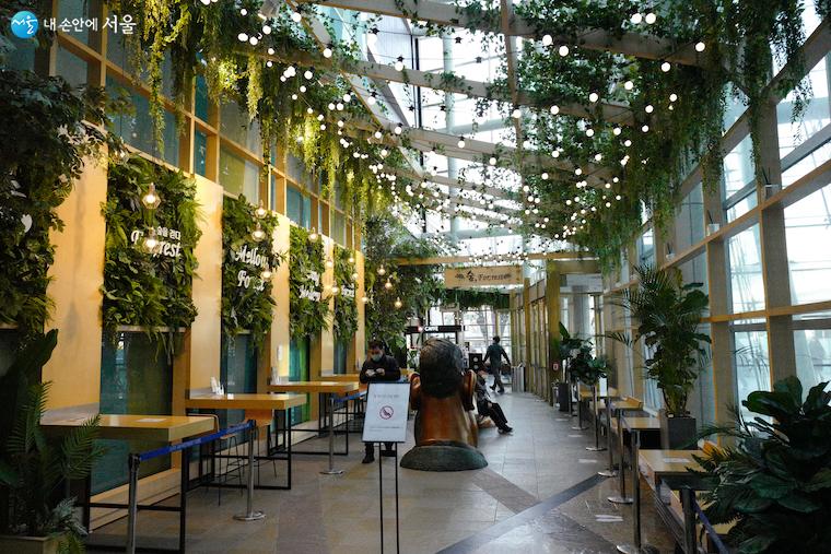 스타시티는 문화와 감성을 아우르는 복합 쇼핑몰이다. 건물 내부에 숲을 느낄 수 있는 공간이 있다.