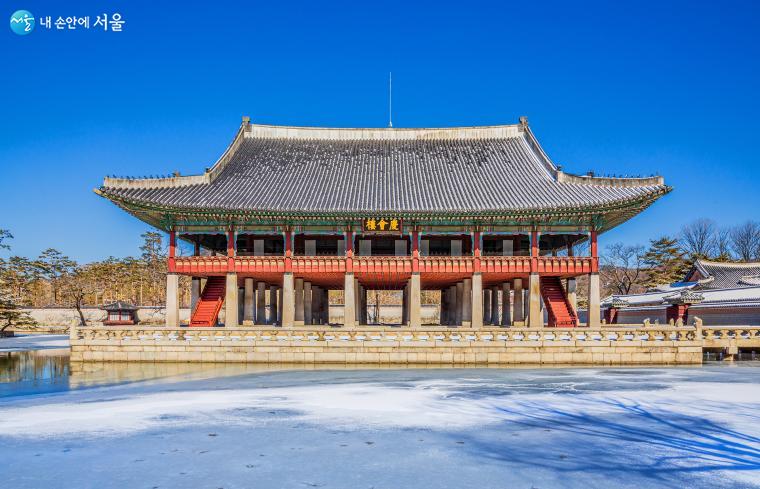 국보 제224호인 경회루는 외국 사신을 접대하거나 군신이 연회하는 장소다. 지속된 추운 날씨로 연못은 얼었고 그 위로 간 밤의 눈이 지붕의 잔설과 함께 겨울 분위기를 물씬 풍기고 있다 ⓒ양인억