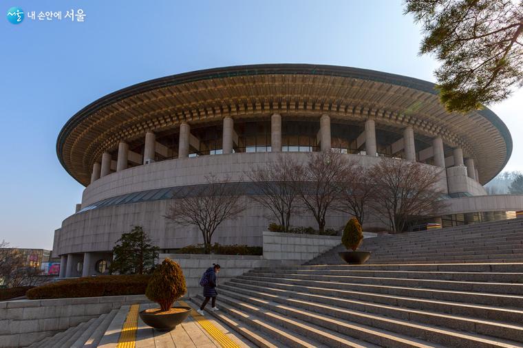 건축 연면적 43,512㎡의 오페라하우스 원형 건물은 공연 활동을 위한 공연공간과 일반 이용객을 위해 항시 열려 있는 퍼블릭 공간으로 구성되어 있다 ⓒ문청야