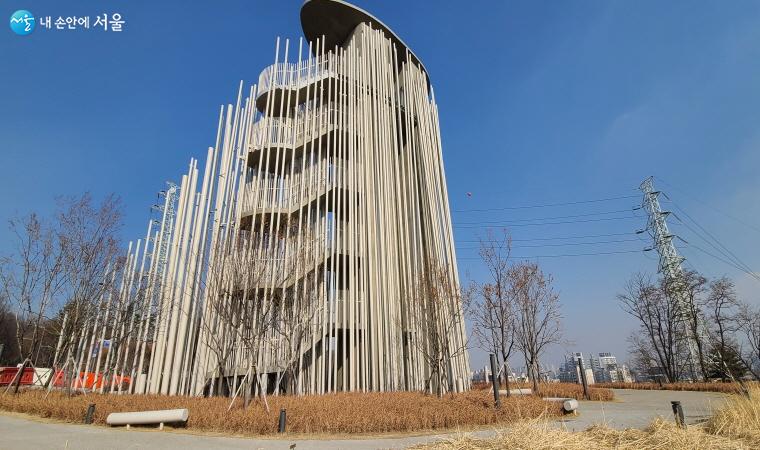 공공미술작품 '자라나는 숲'의 외관, 자작나무를 연상케 한다.