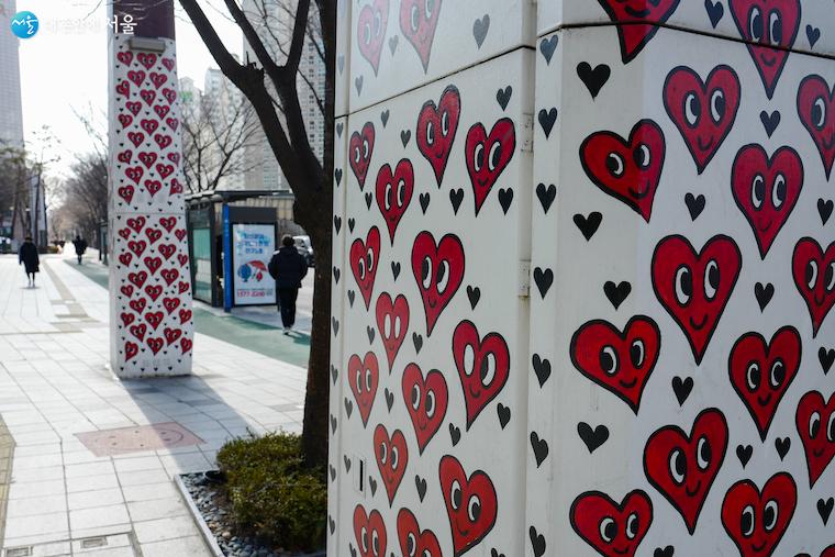 스타시티 앞에는 '해피 하트 타워' 작품이 세워져 있다. 지나가는 시민들에게 행복의 에너지는 전달하고 있다.