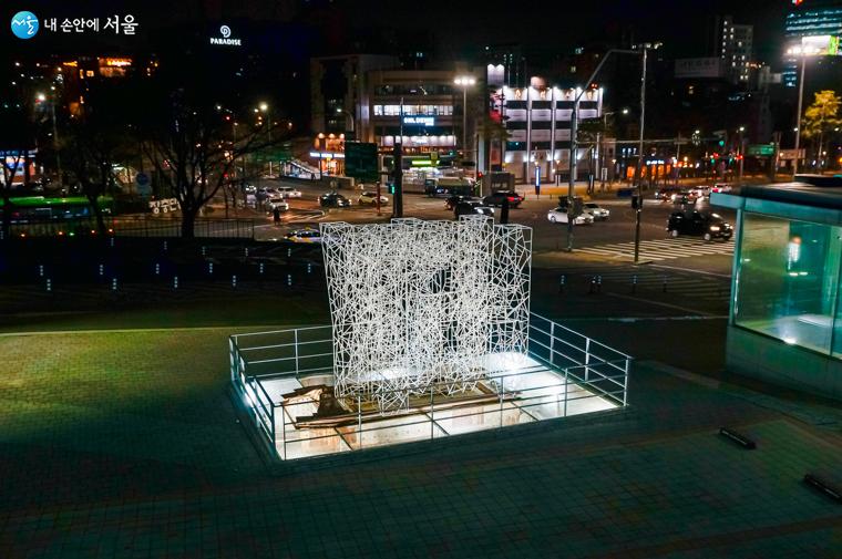 Sculpture in front of Jangchung Gymnasium that attracts attention