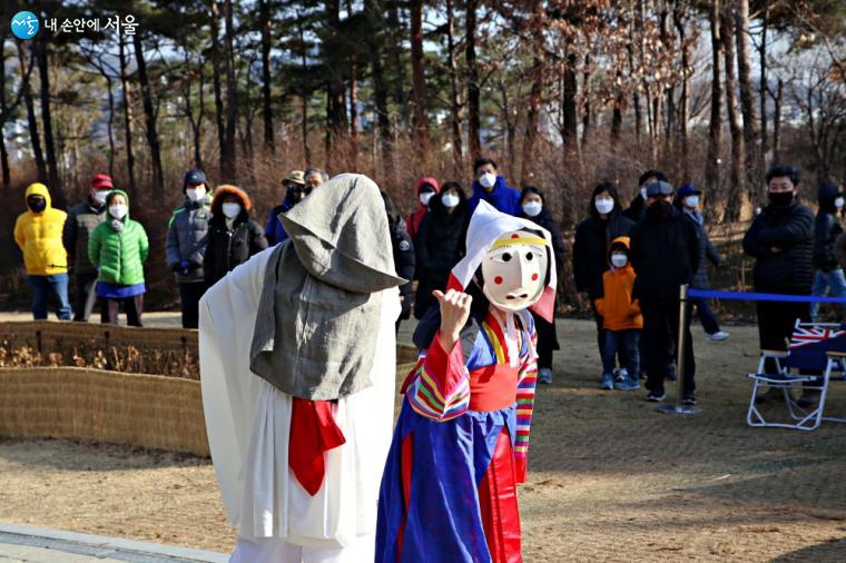 양주별산대놀이 연희자가 시민들의 호응을 유도하고 있다. ⓒ이선미