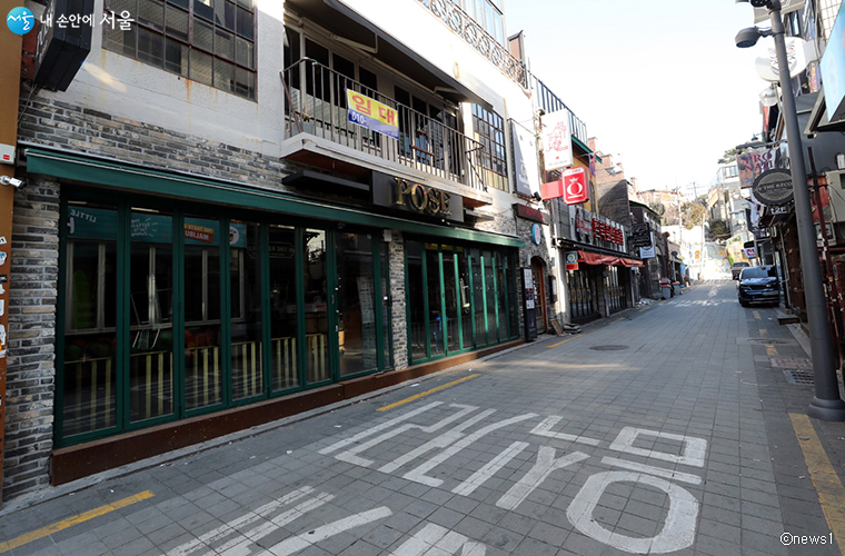음식점들이 모여있는 서울 용산구 이태원 세계음식거리가 한산한 모습을 보이고 있다