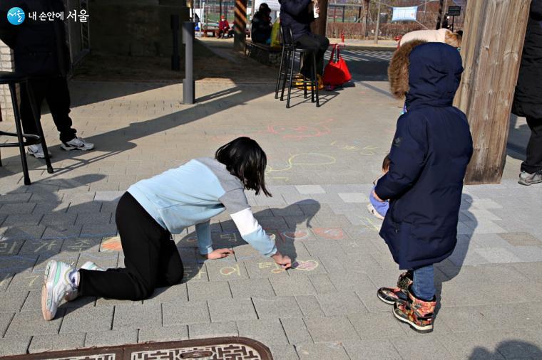 평화광장 바닥이 어린이들에게 스케치북이 되었다. ⓒ이선미