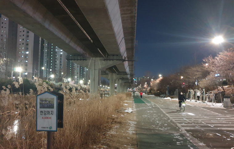 산책로야, 미술관이야? 홍제천 따라 예술 여행