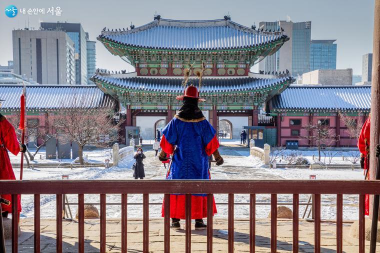 근정문을 지키는 수문장 앞으로 금천의 영제교와 흥례문이 보인다. 흥례문 사이로는 광화문의 협문이 살짝 보인다 ⓒ양인억