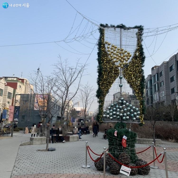 경의선 책거리에는 곳곳에 알록달록한 상징 조형물, 포토존, 앉을 수 있는 쉼터 등이 마련되어 있었다.