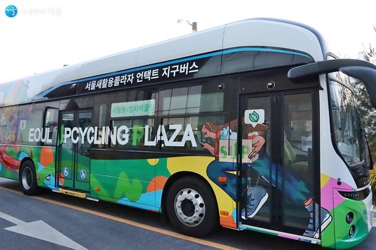 친환경 전기버스를 개조해 만든 서울새생활플라자 언택트 지구버스로 내부에는 새생활플라자 입주 기업의 제품도 전시되어있다 한다
