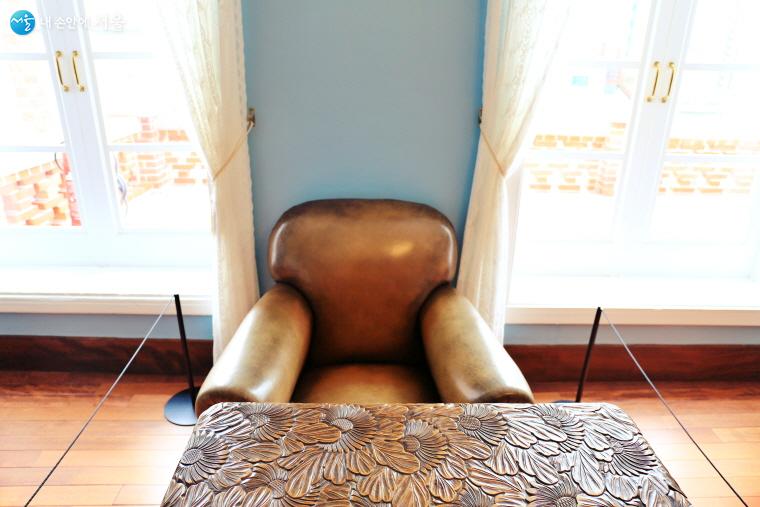 딜쿠샤 1923,  앨버트 와일더 테일러가 사용하던 의자와 독특한 무늬의 테이블 ⓒ이재몽