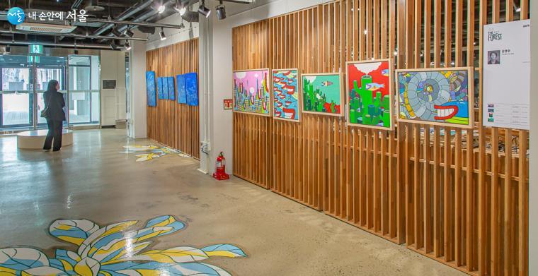 '마음을 위로하는 작품으로 만나는 숲' 170여 작품들이 1층 갤러리에서 전시되고 있다.