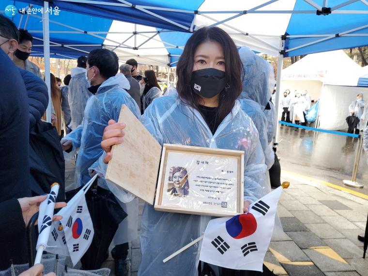 뚝섬만세운동기념비 제작에 기여한 배수영작가가 감사패를 받았다.